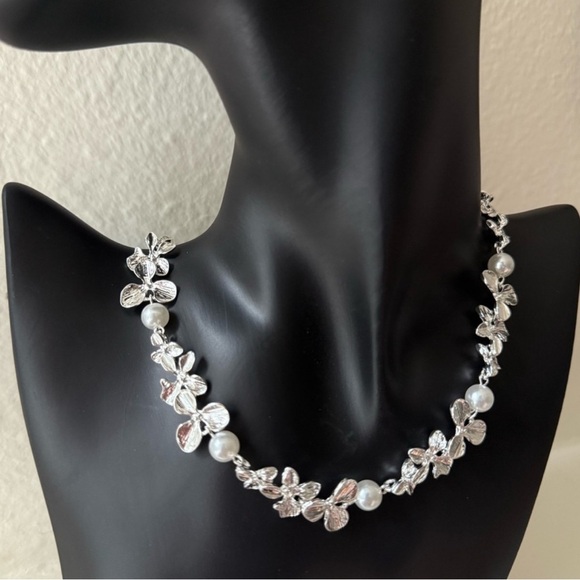 Elegant Floral Choker Necklace - Picture 5 of 8